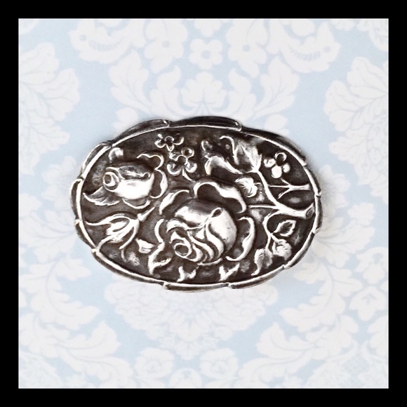 Antique silver repousse brooch - Picture 6 of 7